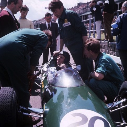 Arrivée du GP de Grande Bretagne à Aintree en vainquer avec la Lotus 25 !
© Mirrorpix Arrivée du GP de Grande Bretagne à Aintree en vainquer avec la Lotus 25 !
© Mirrorpix